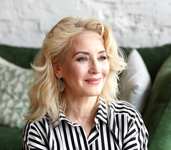 5 Methods to Have Voluminous and Attractive Hair in Center Age
