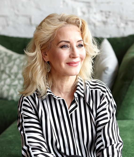 5 Methods to Have Voluminous and Attractive Hair in Center Age