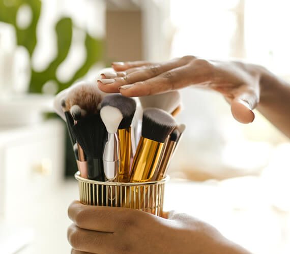 How To Deep Clear Even The Dirtiest Make-up Brushes