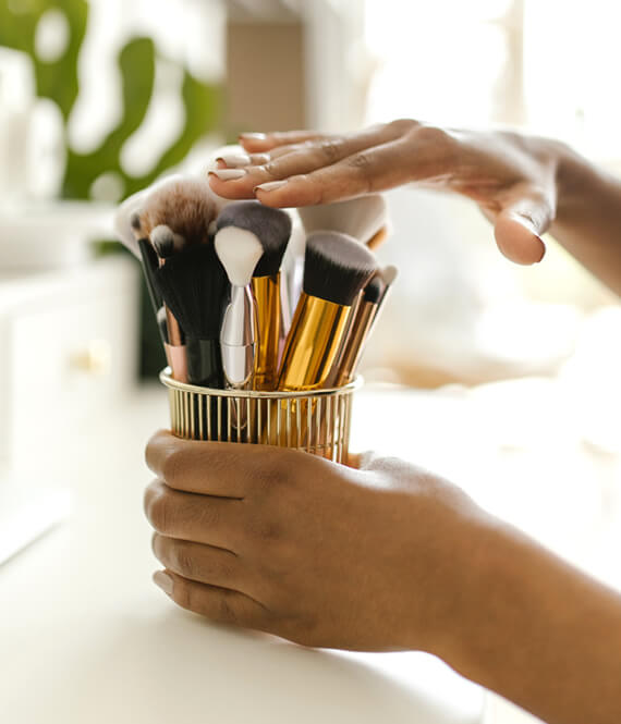 How To Deep Clear Even The Dirtiest Make-up Brushes