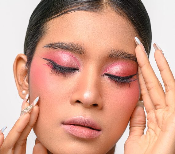 Doing Your Make-up for Social Media vs IRL: The Key Variations